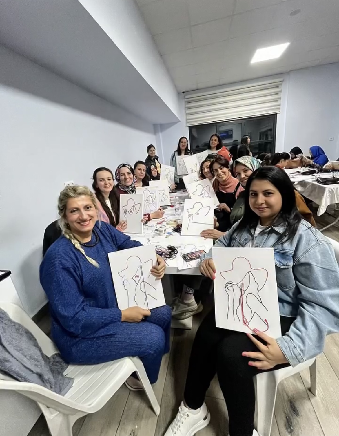 Dazkırı Belediyesi'nden Kadınlara Özel Tuval Nakış Atölyesi
