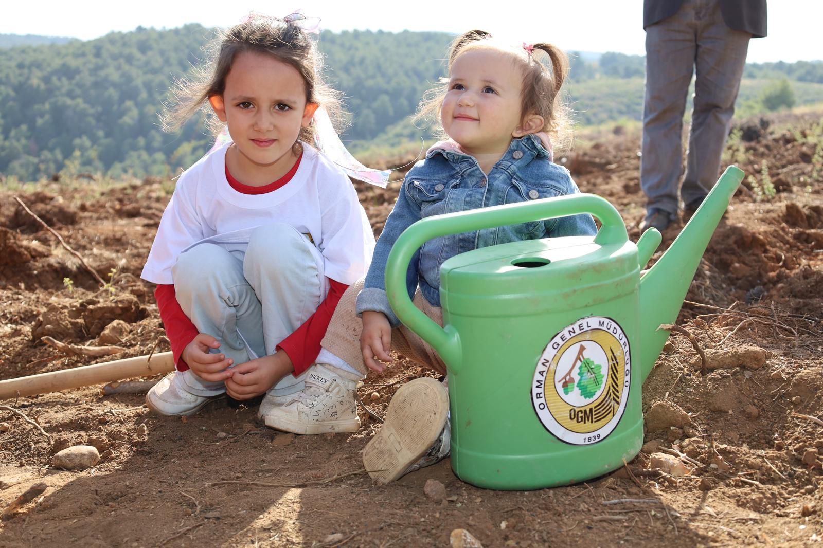 Dinar’da 11 Kasım Milli Ağaçlandırma Günü’nde Fidanlar Geleceğe Nefes Oldu