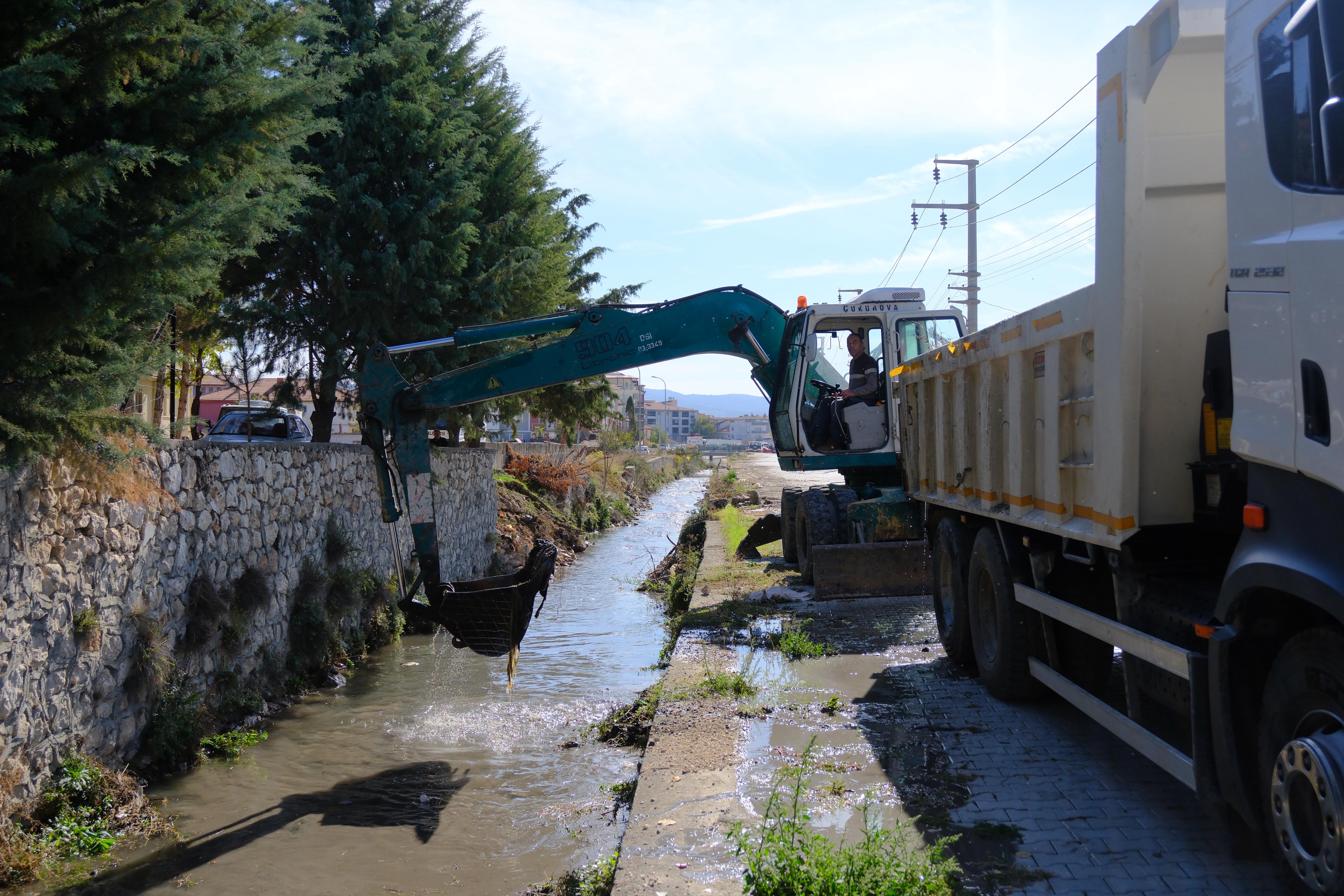 Menderes Nehri’nde Temizlik Çalışmaları Başladı