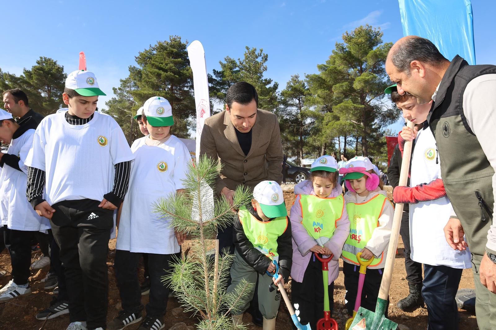 Dinar’da 11 Kasım Milli Ağaçlandırma Günü’nde Fidanlar Geleceğe Nefes Oldu