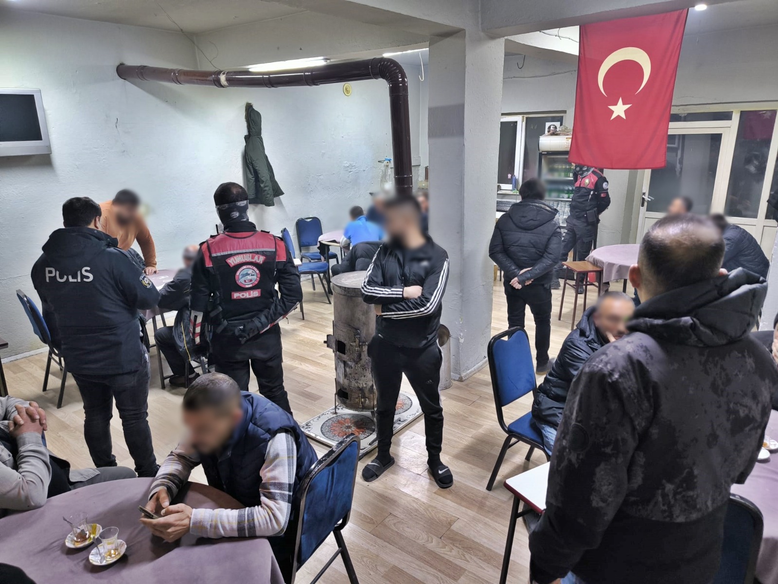 Afyonkarahisar Dazkırı İlçesinde KOM, TEM, Narkotik, Güvenlik Şube ve Trafik Ekipleri İçkili Mekanlarda Denetim