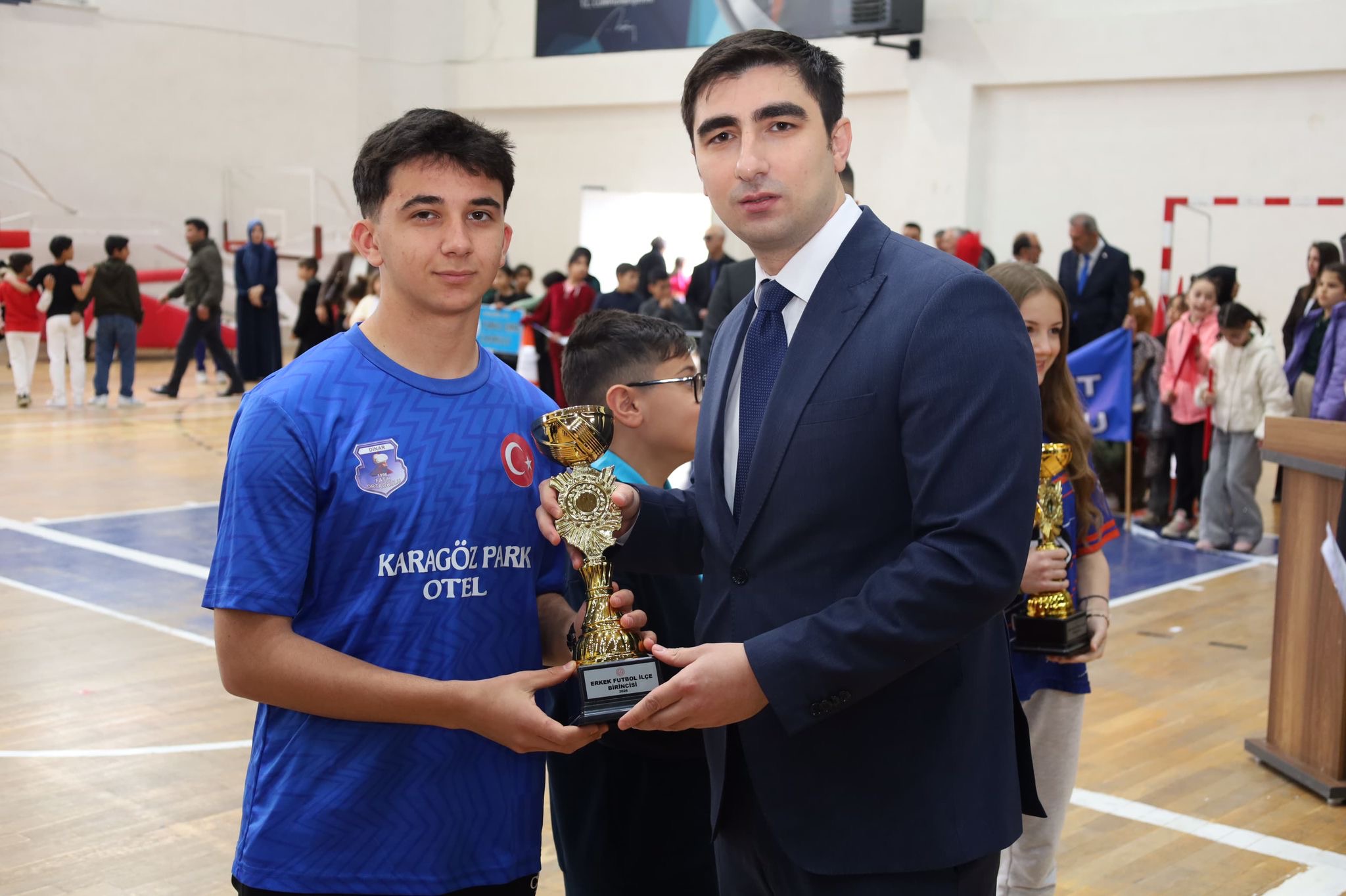 Dinar’da 23 Nisan Coşkusu Kapalı Spor Salonu’nda Zirveye Ulaştı
