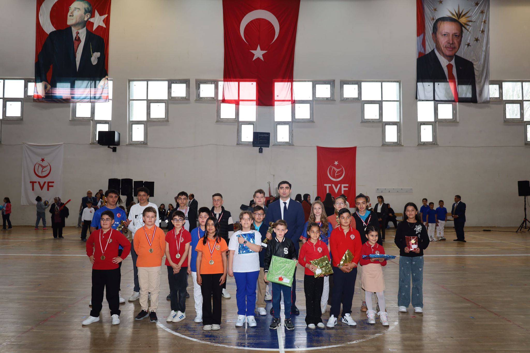 Dinar’da 23 Nisan Coşkusu Kapalı Spor Salonu’nda Zirveye Ulaştı