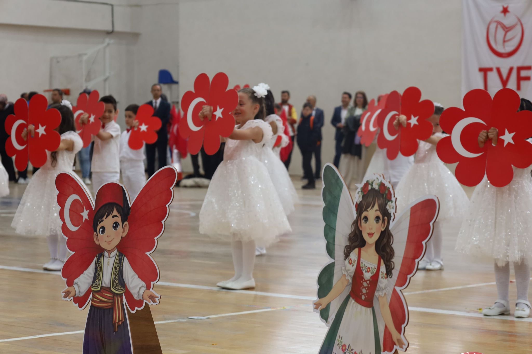 Dinar’da 23 Nisan Coşkusu Kapalı Spor Salonu’nda Zirveye Ulaştı