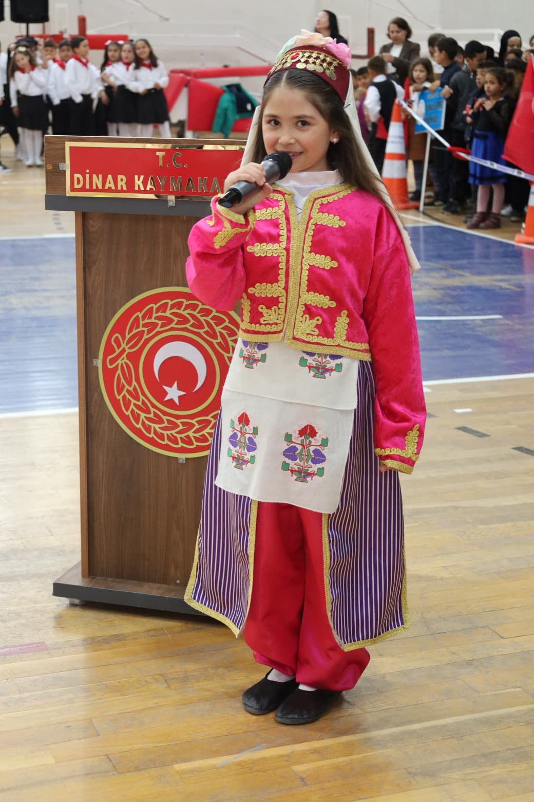 Dinar’da 23 Nisan Coşkusu Kapalı Spor Salonu’nda Zirveye Ulaştı
