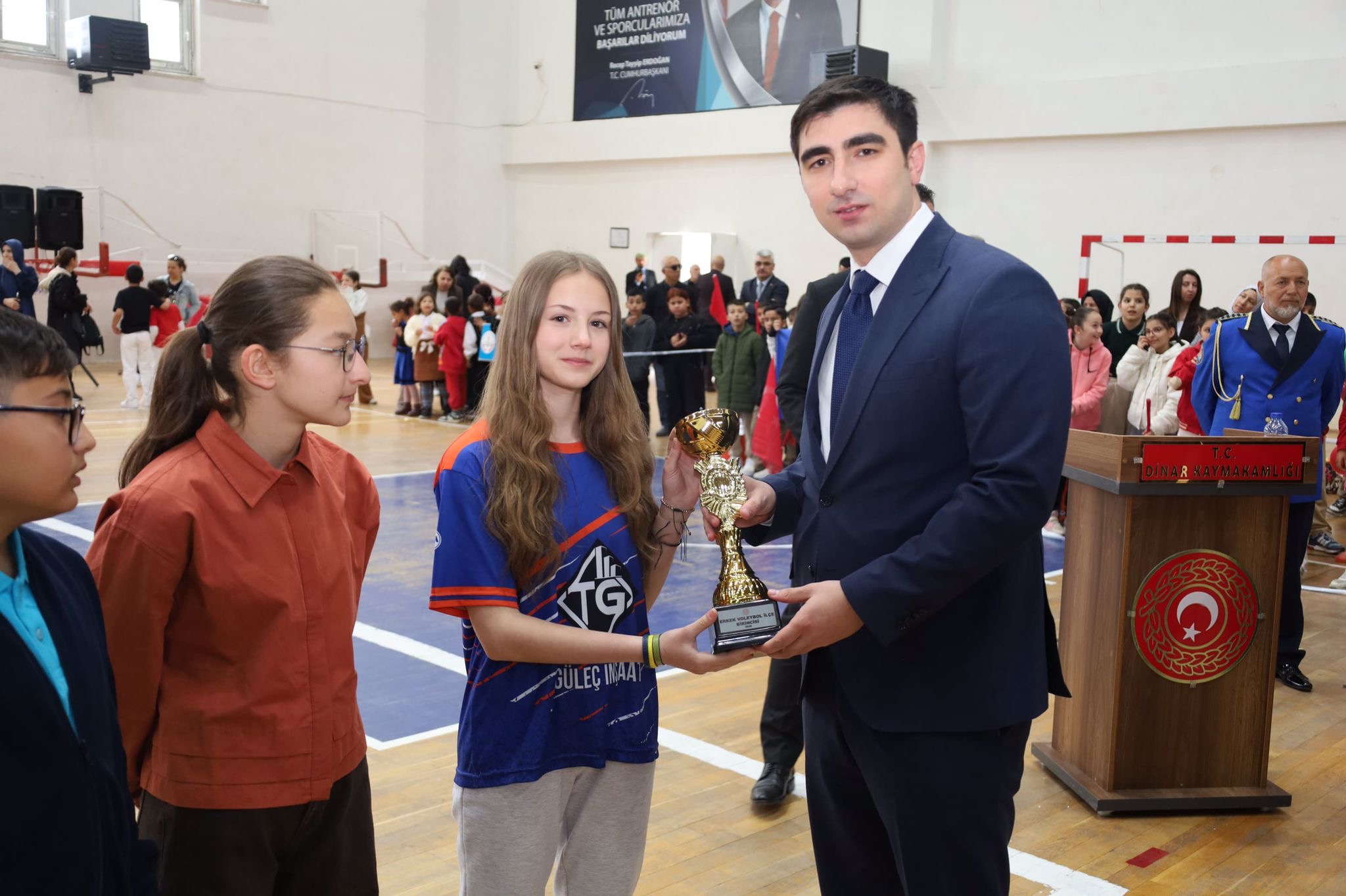 Dinar’da 23 Nisan Coşkusu Kapalı Spor Salonu’nda Zirveye Ulaştı