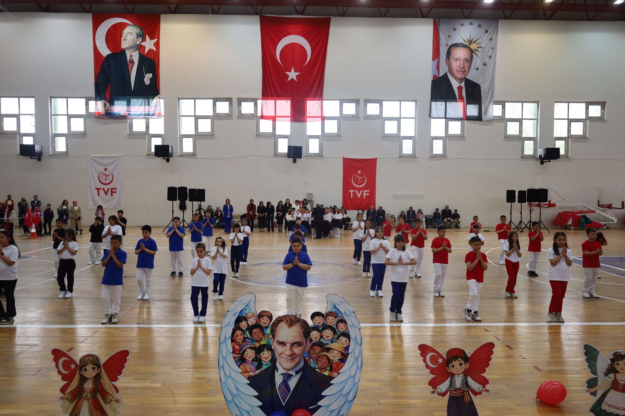 Dinar’da 23 Nisan Coşkusu Kapalı Spor Salonu’nda Zirveye Ulaştı