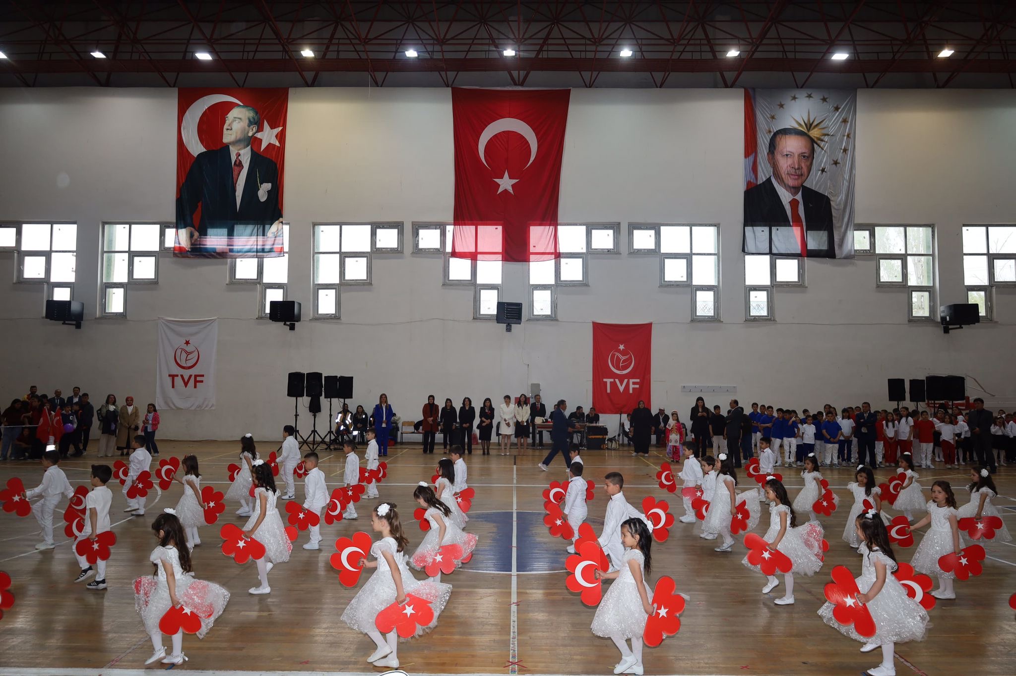 Dinar’da 23 Nisan Coşkusu Kapalı Spor Salonu’nda Zirveye Ulaştı
