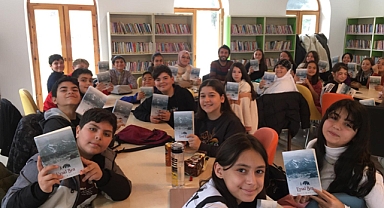 Genç Kaşifler Kitap Klübü Halk Kütüphanenesinde analiz yaptı
