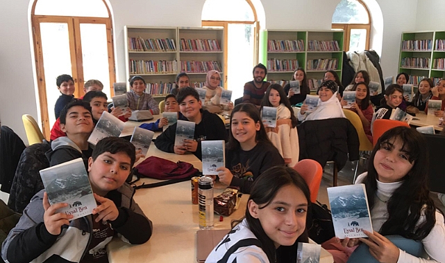 Genç Kaşifler Kitap Klübü Halk Kütüphanenesinde analiz yaptı