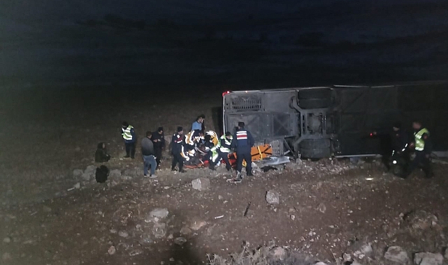 Yolcu Otobüsü Devrildi, Çay Konya Dinar Çöl Ovası Karayolunda