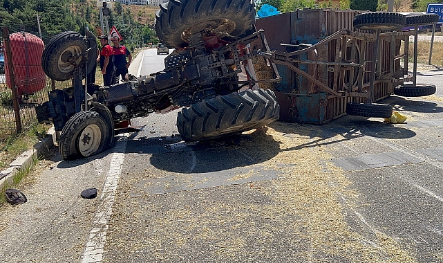 Dinar'da Saman Yüklü Traktör Devrildi