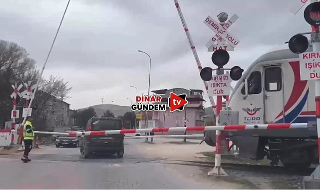 Dinar'da Facianın Eşiğinden Dönüldü: Tren Bariyerler Arasında Kalan Araca Çarpmadan Durdu!