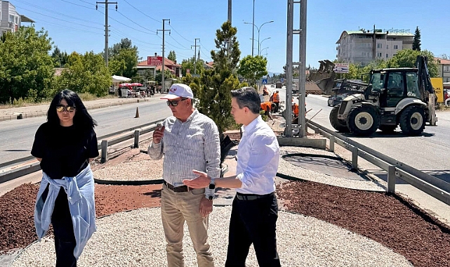 Dazkırı’da Karayolu Üzerinde Peyzaj Çalışmaları Sürüyor