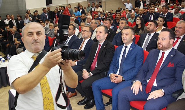 Yeniden Refah Partisi İl Kongresi'nde Gergin Anlar! Fotoğrafçı Tartışması Yerel Basını Kızdırdı