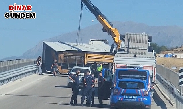 Dinar–Çivril Yolunda TIR Devrildi: Yol Trafiğe Kapandı