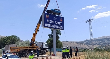 "HIZINI AZALT, ÖMRÜNÜ UZAT" Uyarısı Kazalı Araçla Gözler Önünde!