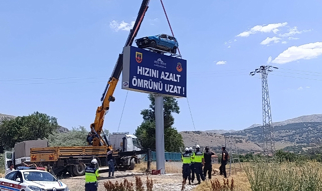 "HIZINI AZALT, ÖMRÜNÜ UZAT" Uyarısı Kazalı Araçla Gözler Önünde!