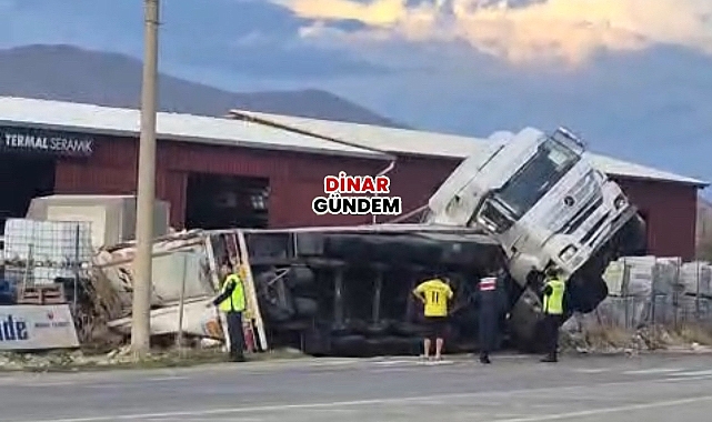Dinar Tatarlı Girişinde Tır Devrildi!